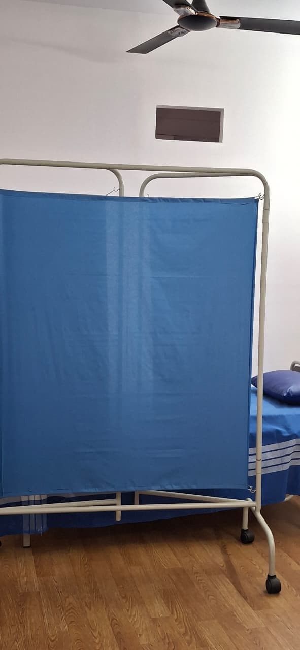 Examination bed with privacy curtain